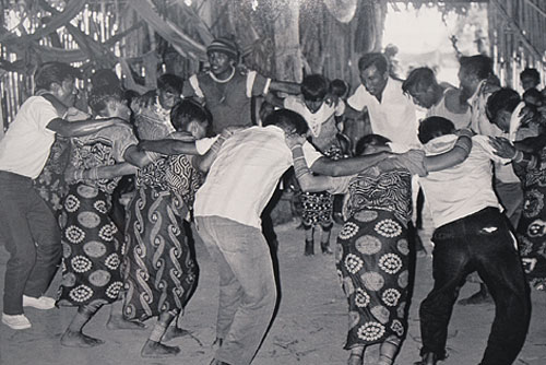 <p>Danza en la casa comunal.</p>