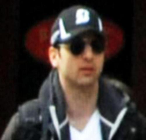 En esta fotografía sin fecha proporcionada por Robin Young, Dzhokhar A. Tsarnaev, izquierda, y aquí y ahora acogerá el sobrino de Robin Young, derecha, posan para una foto después de graduarse de Cambridge Rindge y High School América. Foto/AP
