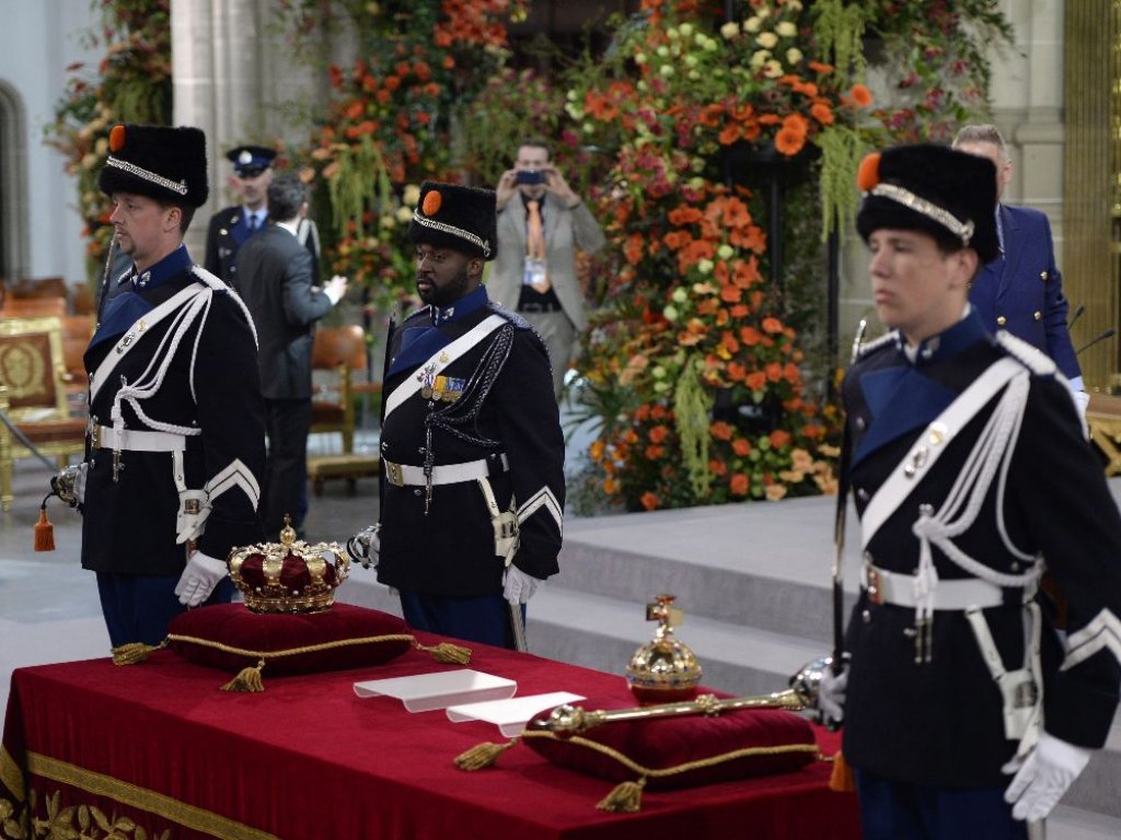 El globo terráqueo (2ºdcha) y la espada (dcha), símbolos de la monarquía neerlandesa, permanecen en un cojín junto a la corona antes del comienzo de la investidura de Guillermo-Alejandro de Holanda. Foto/EFE