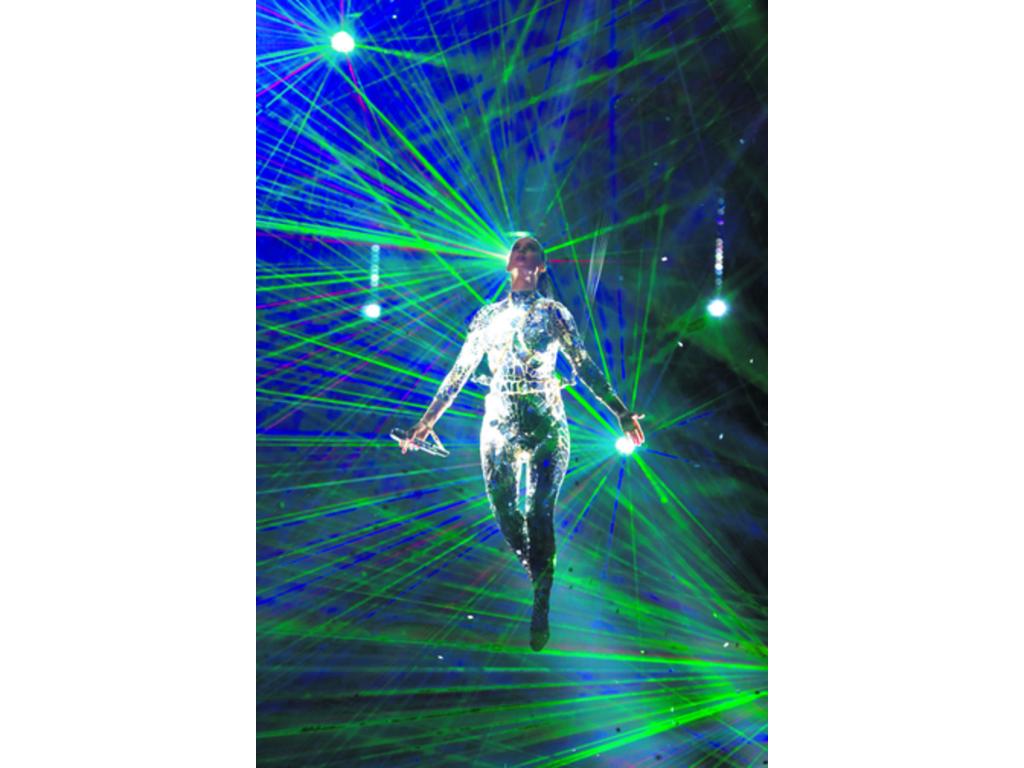 Katy Perry Lució en la alfombra roja un traje plateado muy acorde con la temática del evento. Sorprendió colgándose por los aires, entre luces, durante su actuación.