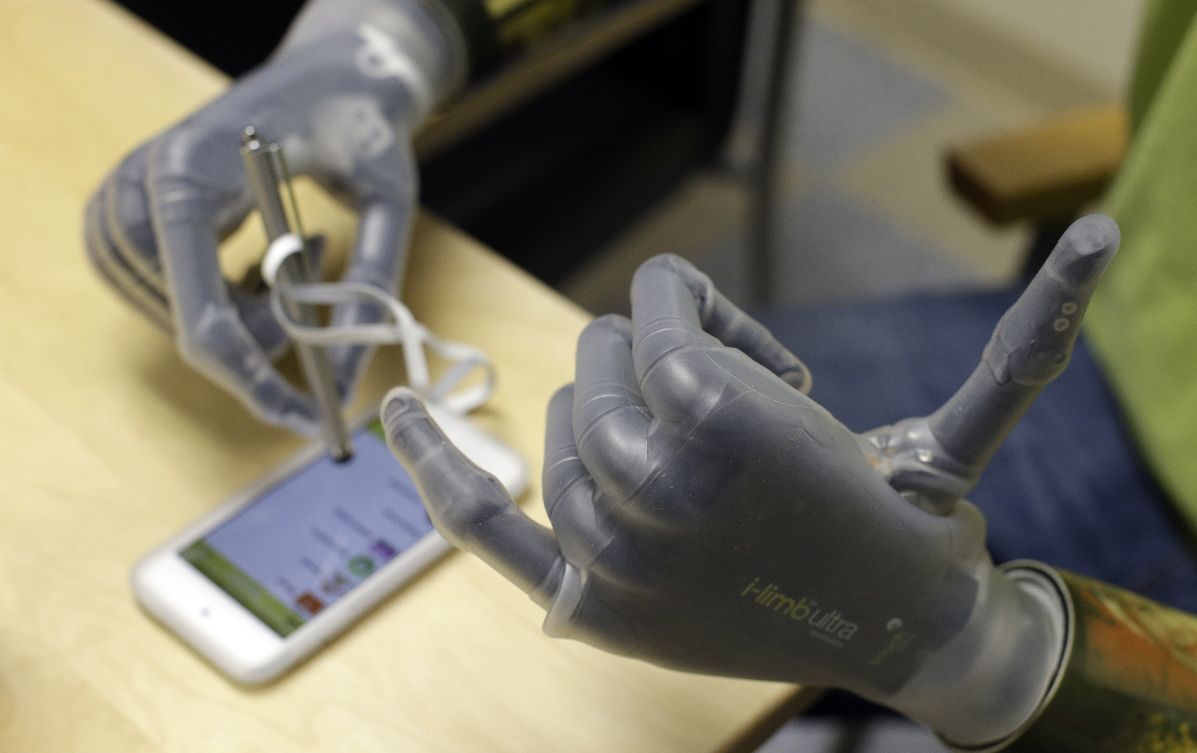 <div>Utilizando un estilete y un iPhone, Koger puede escoger entre 24 modelos de empuñaduras la que más le convenga. AP</div><div><br></div>