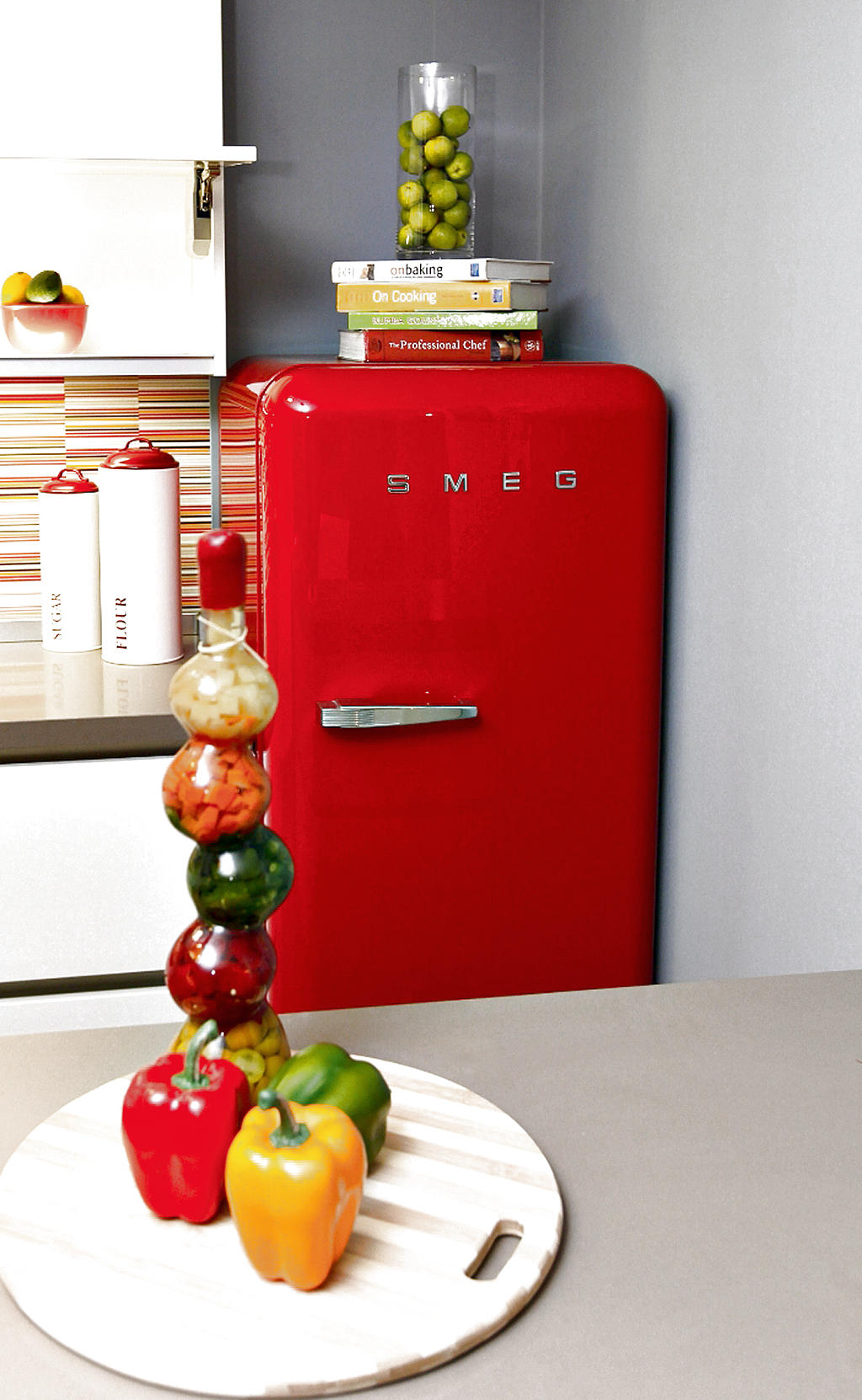 Accesorios. Una refrigerador en tono rojo, diferente.()