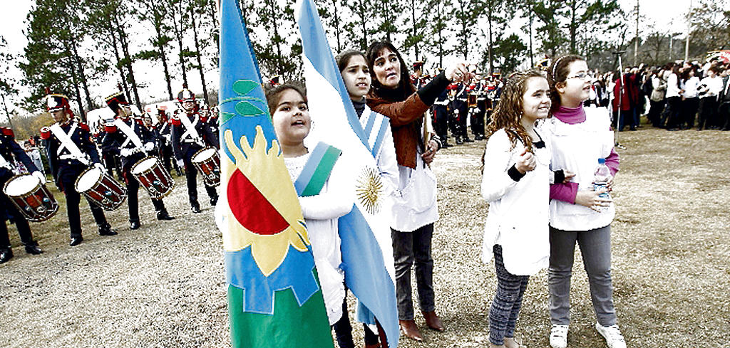 Evento. Niños participan en un acto en el cenotafio. ()