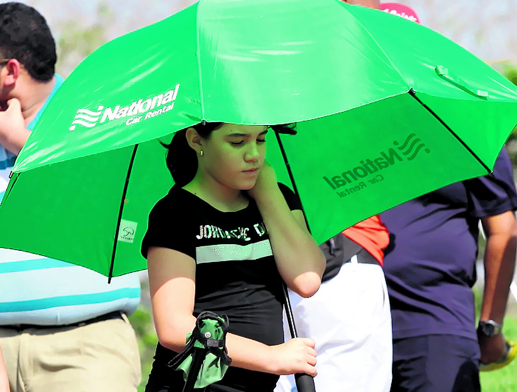 2- Con paraguas en mano, esta niña no se perdía las jugadas.