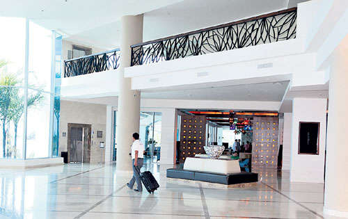 <p>Lobby. Un amplio espacio te espera para hacer check-in.</p>