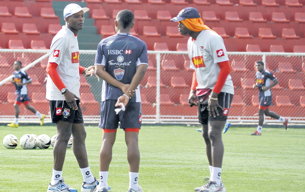 Precaución. Julio César Dely Valdés (izq.), timonel del combinado istmeño, quiere que se tomen todas las precauciones necesarias para el duelo ante Honduras.