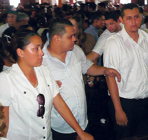 <p>Llanto. Sus tres hijos estaban presentes en la misa. </p>