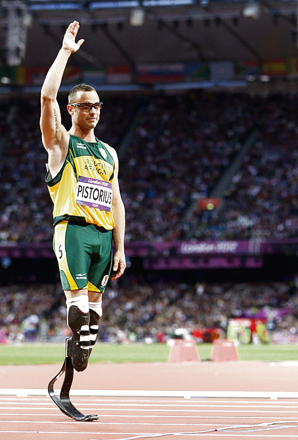 Feliz. Pistorius saluda al público mientras era aplaudido. (ap)