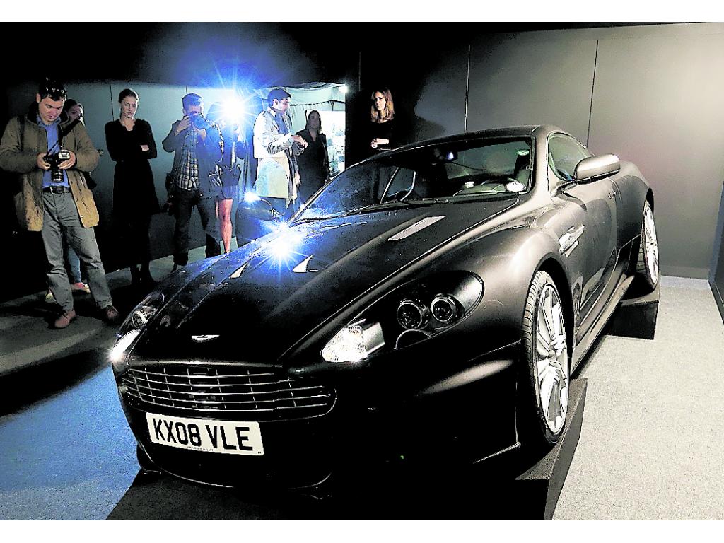 Aston Martin. Usado por Daniel Craig en Quatum of solace es el artículo más valioso, con un precio que puede alcanzar los 243.000 dólares.(AP)