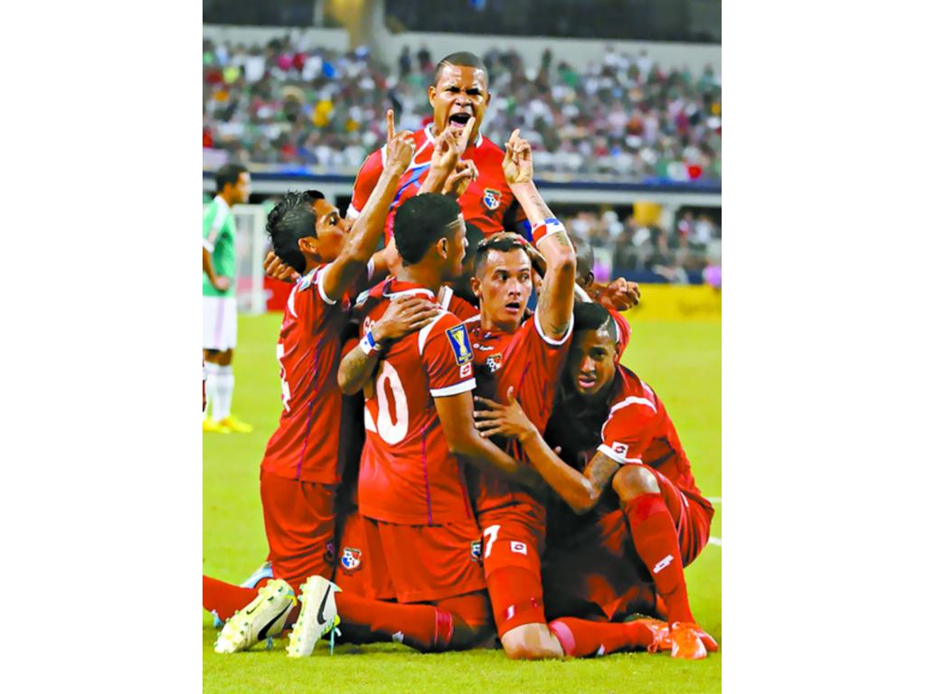 Jugadores istmeños celebran el primer tanto ante el Tri en semis.(EFE)