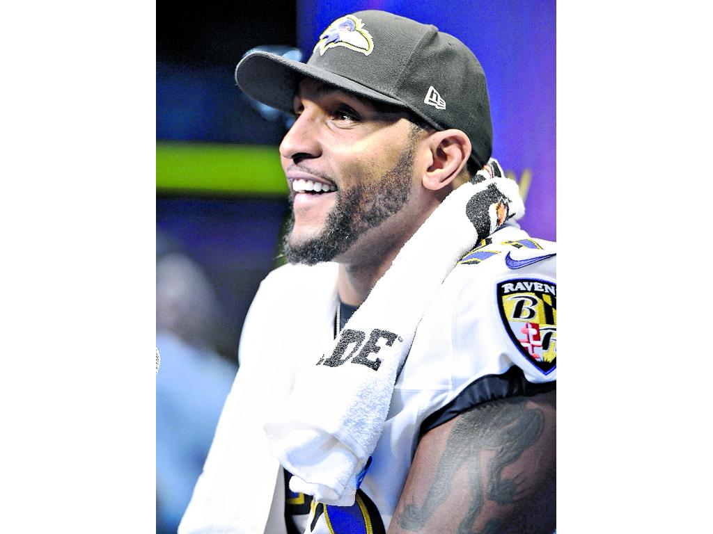 El recio defensa Ray Lewis se vio bastante tranquilo.(EFE)