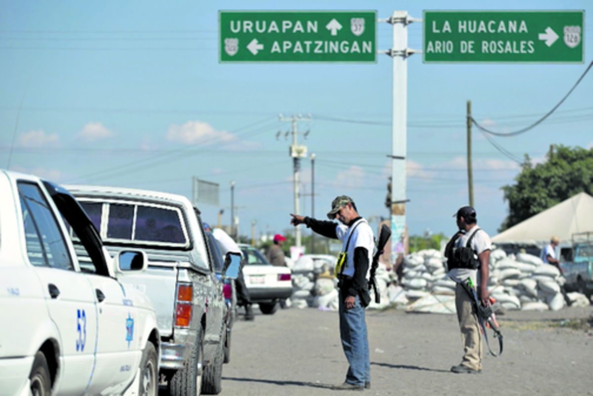 Las autodefensas de Michoacán requisan varios automóviles.(AP)