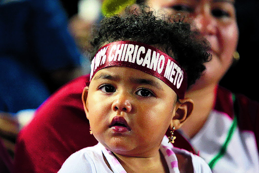 Fiel a sus raíces esta pequeña aficionada del Valle de la Luna apoyó ayer de principio a fin a la tropa de Chiriquí Occidente, en el quinto partido de la batalla por el título, celebrado en el estadio Rod Carew.