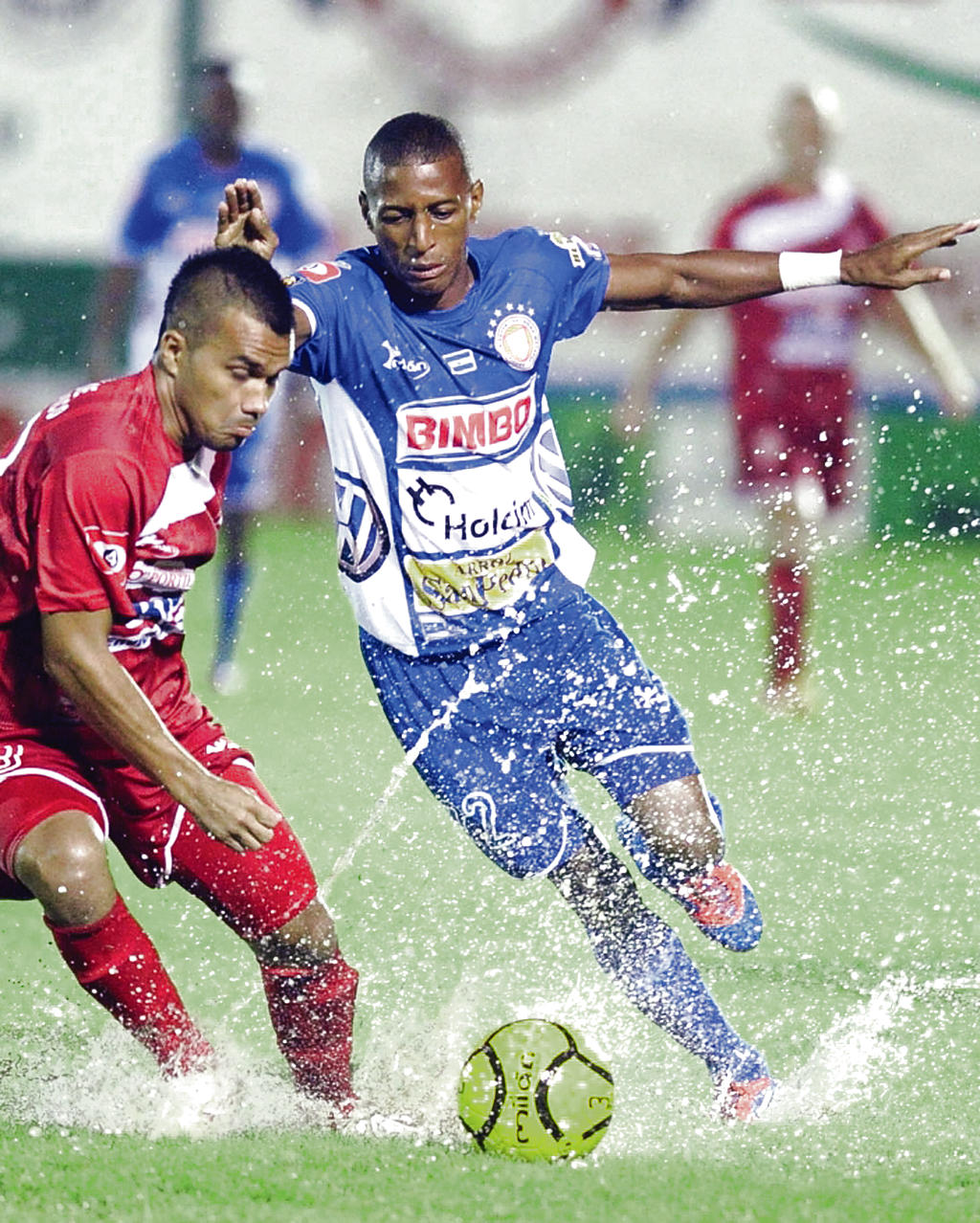 No se resigna. Muñoz (dcha.) tiene fe de que en un futuro pueda ser convocado a la Selección de Fútbol de Panamá.(Cortesía El Diario de Hoy)