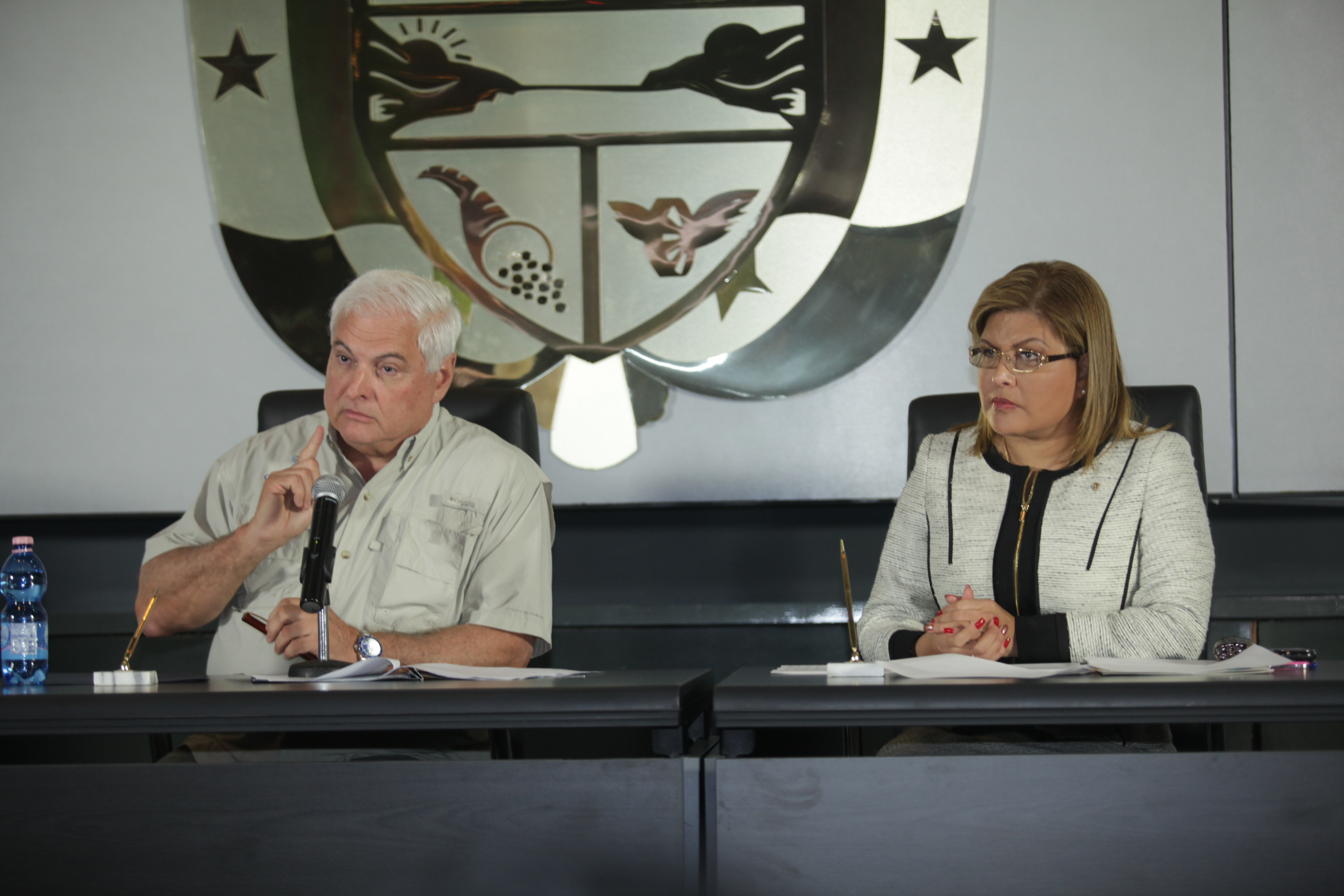 El presidente de la República, Ricardo Martinelli, junto a la ministra de Trabajo, Alma Cortés. Foto/Archivo<br>