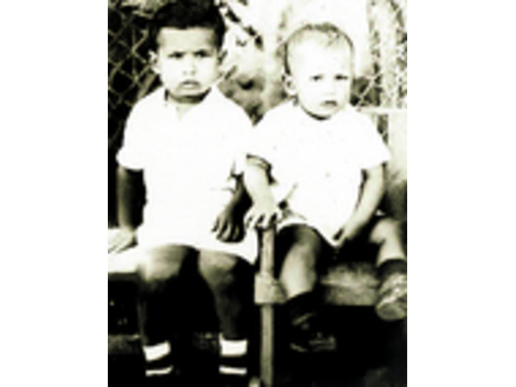 En estas fotos se muestra a Hugo Chávez junto a su hermano Adán.