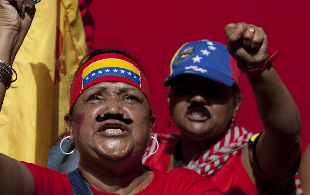 Los seguidores de Maduro apoyan a su nuevo presidente a las afueras del parlamento. Foto/AP