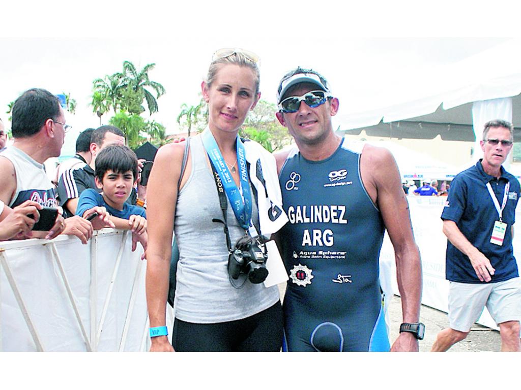 Óscar Galíndez, ganador del Ironman 70.3 Panamá, junto a su esposa Lisa.(José Moreno)