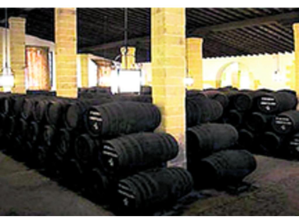 Las botas (barricas) para jerez se pintan de negro para poder identificar cuando tienen filtraciones porque el vino brilla sobre el fondo mate.