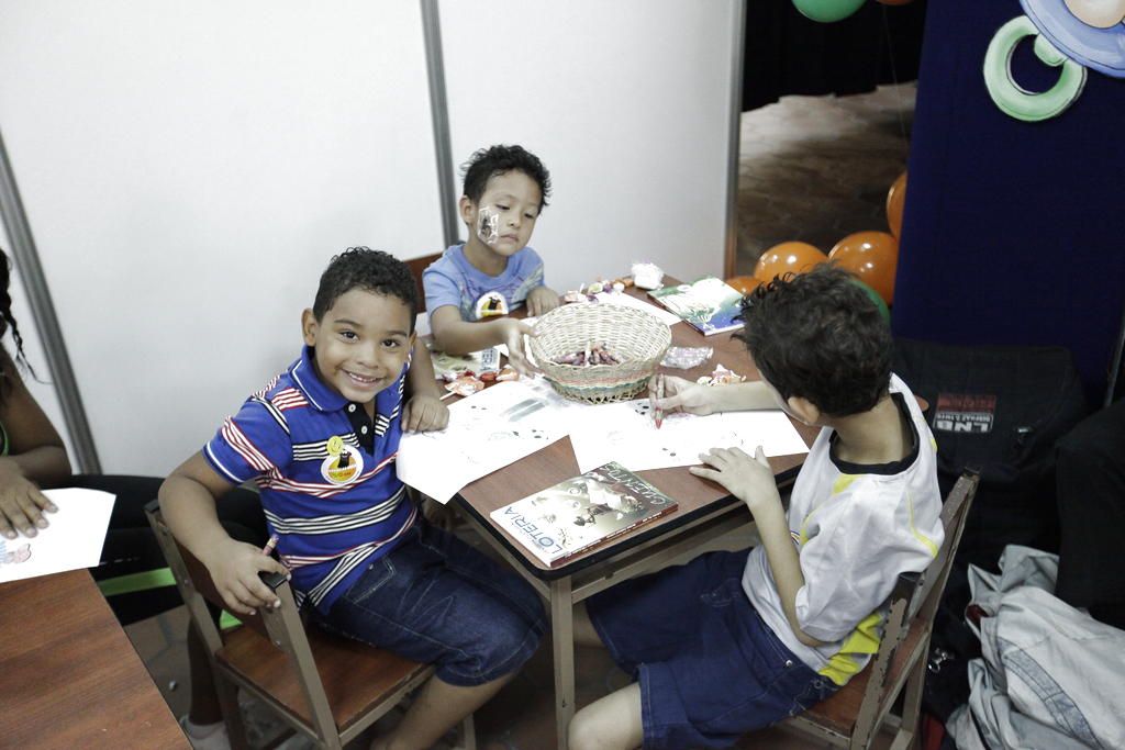 Los niños se divierten pintando en el área de educación. Foto/Abel Rodríguez<br>