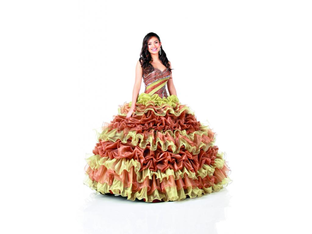 Las diversas tonalidades de ocre y dorado resaltan en este vestido de varias capas y ruchas. Todo un homenaje a la heroína latina de Disney.