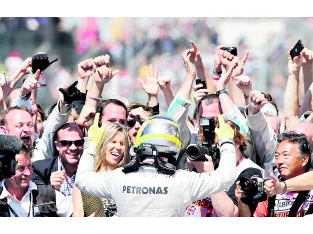 Una multitud de aficionados y periodistas reciben eufóricos al ganador del Gran Premio de Gran Bretaña, Nico Rosberg, quien le correspondió con un emotivo gesto de victoria.