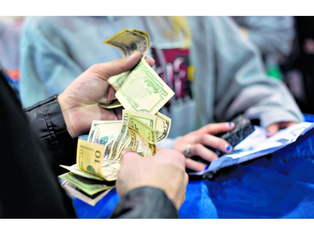Pago del décimo se calcula dividiendo entre tres el salario regular. En tres partidas -abril, agosto y diciembre- se recibe el salario usual. Al décimo no se le descuenta el Seguro Educativo, solo Seguro Social.(Bloomberg)