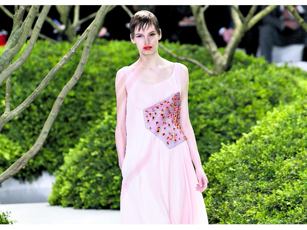 Vestidos siluetas de globo (bombachos) con bordados delicados de hermosas flores llenas de brillos para adaptar las formas arquitectónicas al cuerpo.()