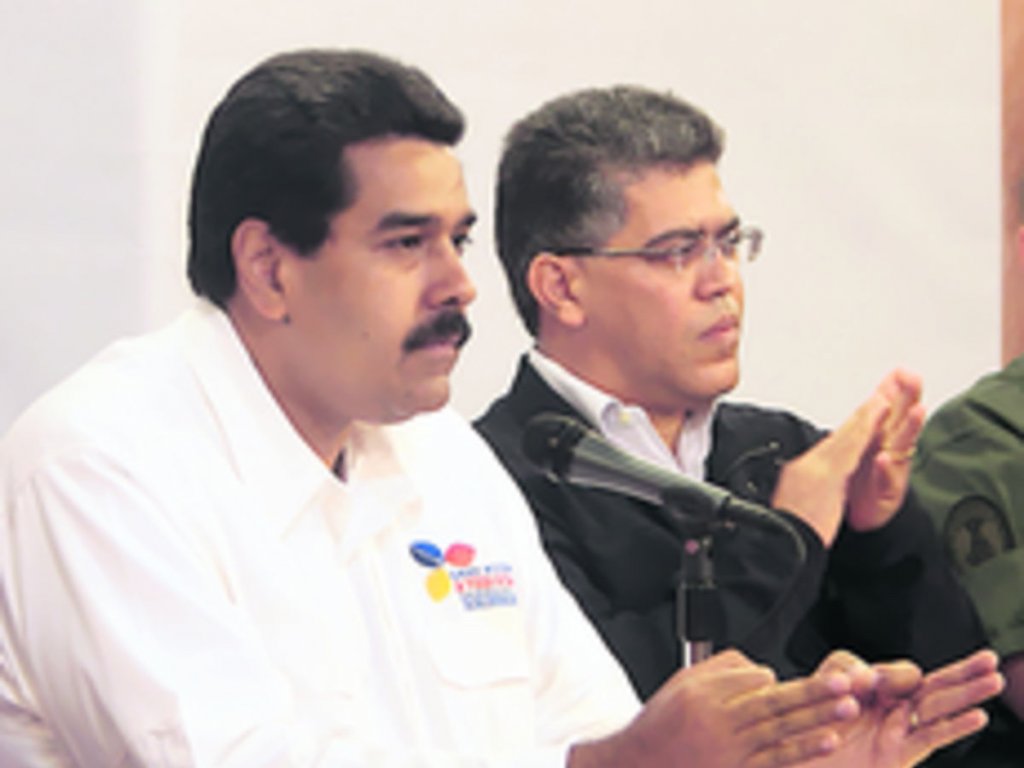 Nicolás Maduro y Elías Jaua hablan sobre las honras fúnebres.(AP)