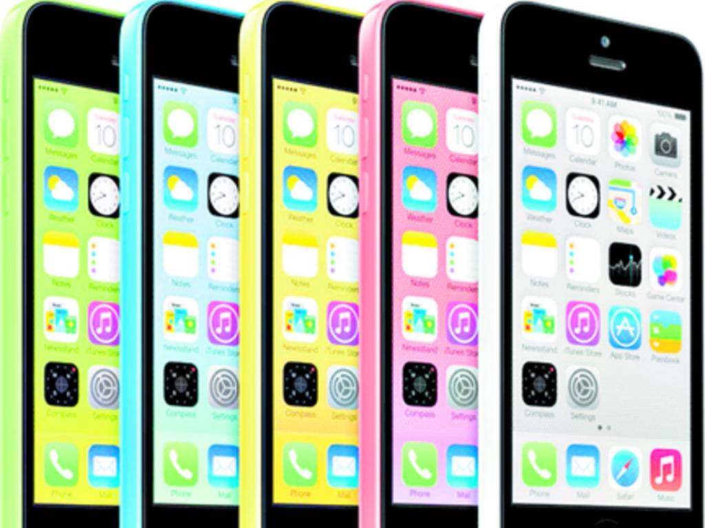 La marca Apple, que se ha caracterizado por sus teléfonos en blanco, negro o gris, ha sacado a la venta el iPhone 5C, una versión del iPhone 5 con una colorida carcasa, su principal innovación.