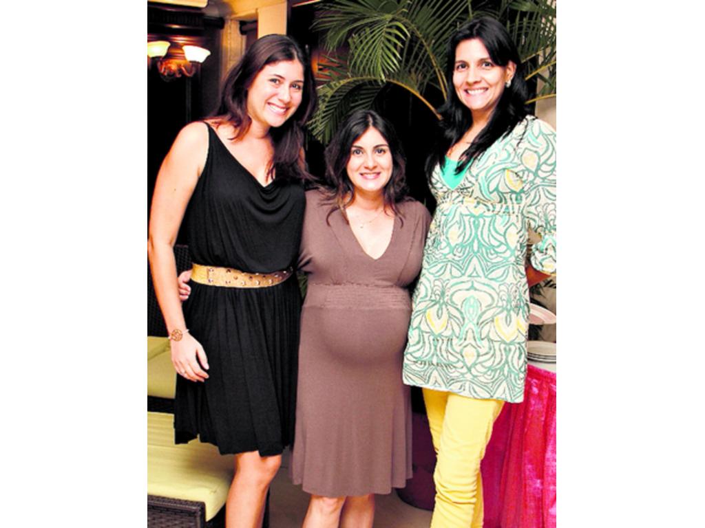 7. Amy Magallón, Angie Collins y María Solís.