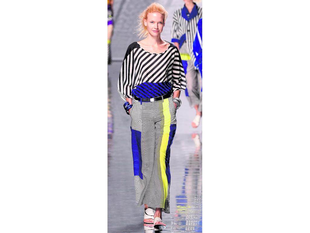Figuras. El estampado geométrico se tomó la pasarela de París. El color morado se apodera de los conjuntos de blusa y pantalón con las tan buscadas rayas.()