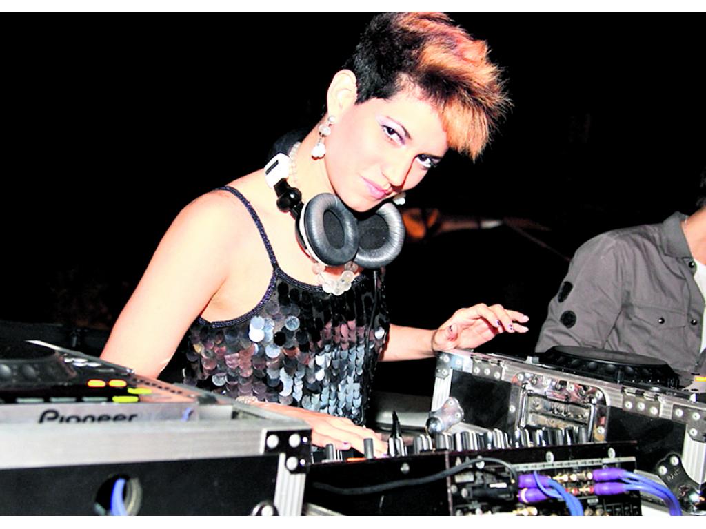 5. DJ Sara Castro fue la encargada de amenizar la fiesta de lanzamiento. ()