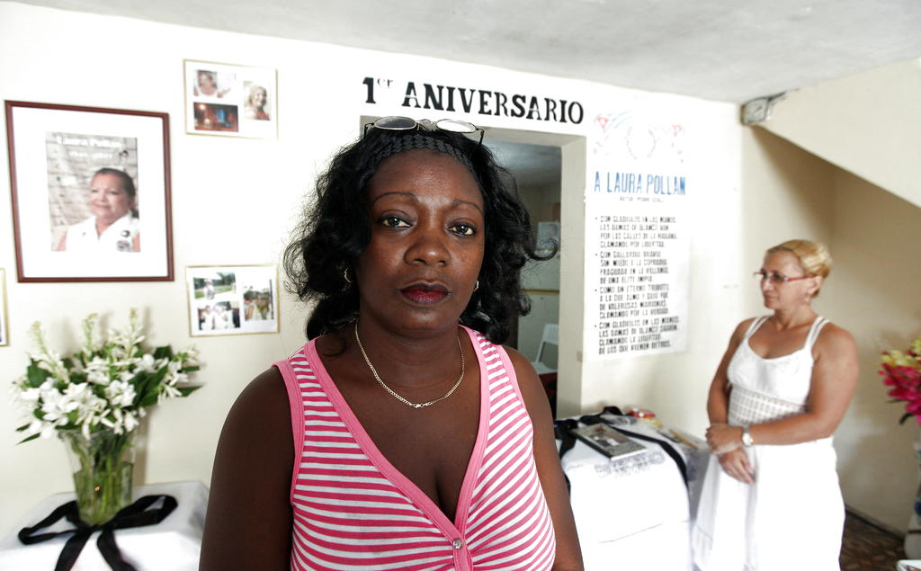 Berta Soler (i), líder de las Damas de Blanco, posa junto a la opositora cubana María Cristina Labrada. Foto: EFE<br>