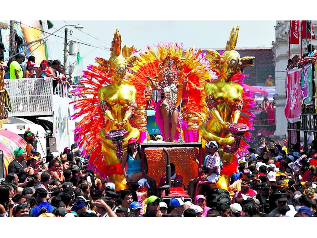 Ayer fue el día del disfraz. Ambas soberanas lucieron plumajes de diversos colores. Para la noche, Astrid escogió un atuendo de gala confeccionado con finas telas, brillo y una gran variedad de pedrería.(Noriel Gutiérrez)