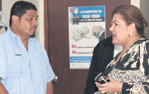 <p>Encuentro. Ministra Alma Cortés saluda a Saúl Méndez.</p>