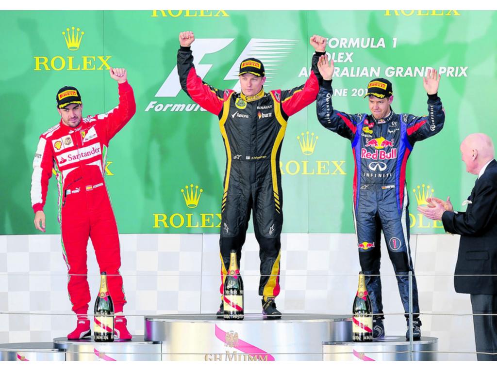 El español Fernando Alonso (izq.), el finlandés Kimi Raikkonen (centro) y el alemán Sebastian Vettel (dcha.) completaron el podio del Gran Premio de Australia, que se corrió ayer en el circuito de Albert Park, en Melbourne.(AP)