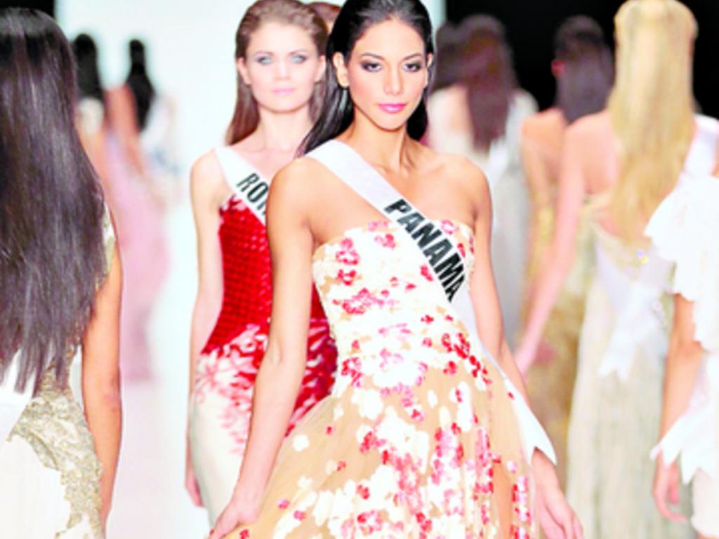 Gabriela Isler, miss Venezuela y Diya Beeltah, miss Mauritius.()