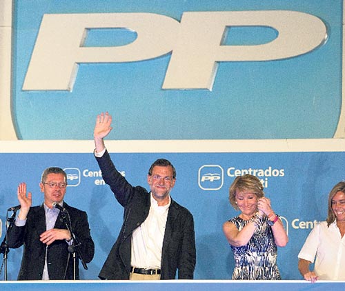 <p>Misión. Mario Rajoy, (c), celebra con su equipo de trabajo.</p>