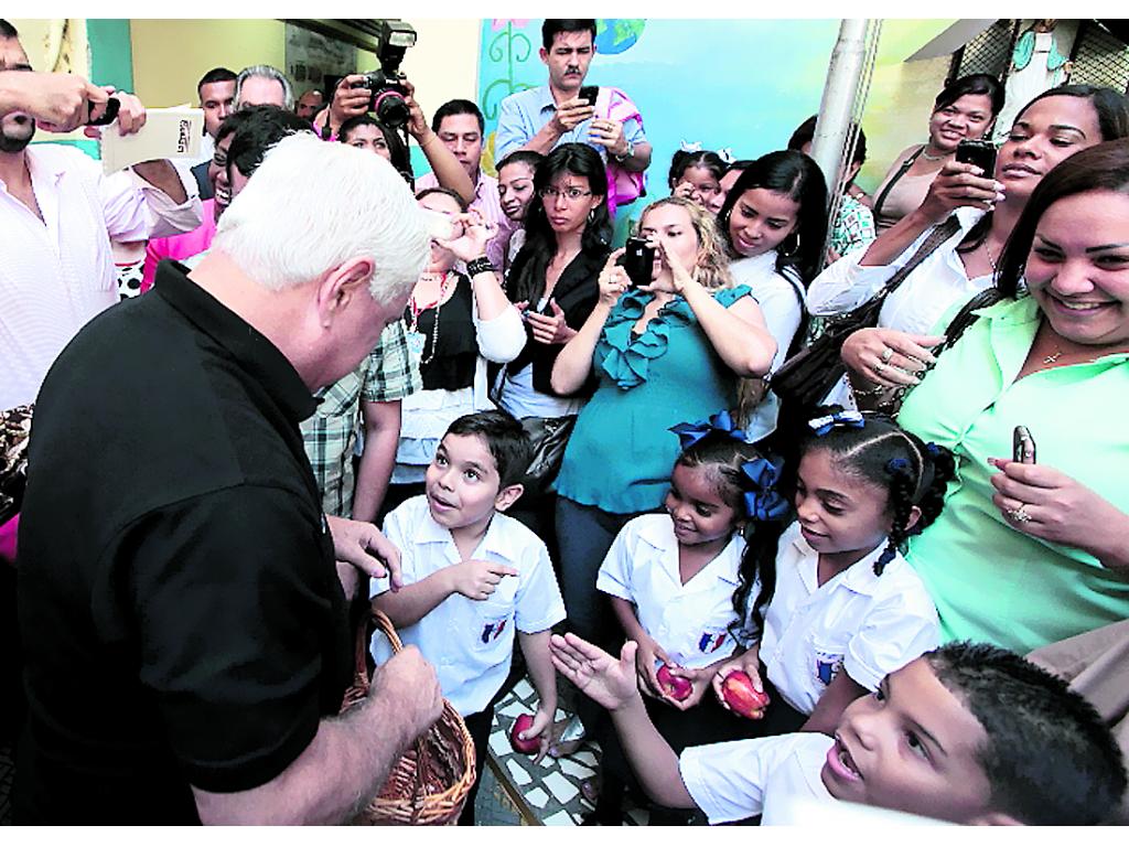 El presidente Ricardo Martinelli visitó la escuela República de Chile.(Erick Barrios.)