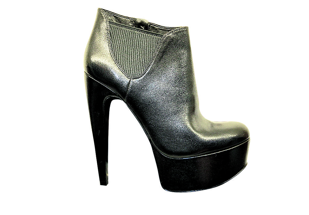 Modelo. Zerere de Nine West, material hecho de cuero, cómodo y exclusivo para las féminas modernas. Se puede utilizar con vestidos a la rodilla y con jeans, para el día y la noche.()