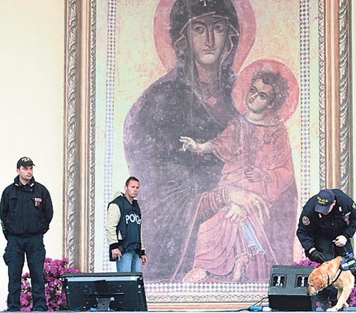 <p>Protección. Máxima seguridad en la Plaza de San Pedro y en Massimo, en Roma. </p>