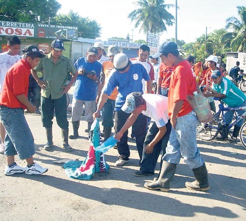 <p>Protestas. Trabajadores quemaron banderas de CD. </p>