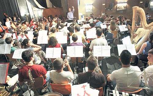 <p>Compromiso. Jóvenes ensayan para el encuentro juvenil.</p>