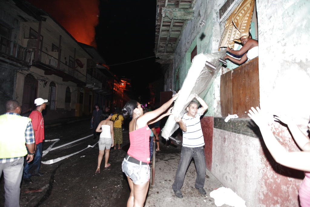 Vecinos del caserón que se quemó buscaban salvar sus enseres. Alexander Santamaría<br>
