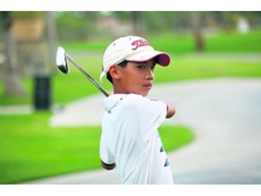 Juan Pablo Ng no dio tregua. El pequeño gigante del golf acabó con todos sus rivales sin importar la edad y la experiencia de los mismos. Ng se ganó los aplausos del público que asistió al club.(Anayansi Gamez)