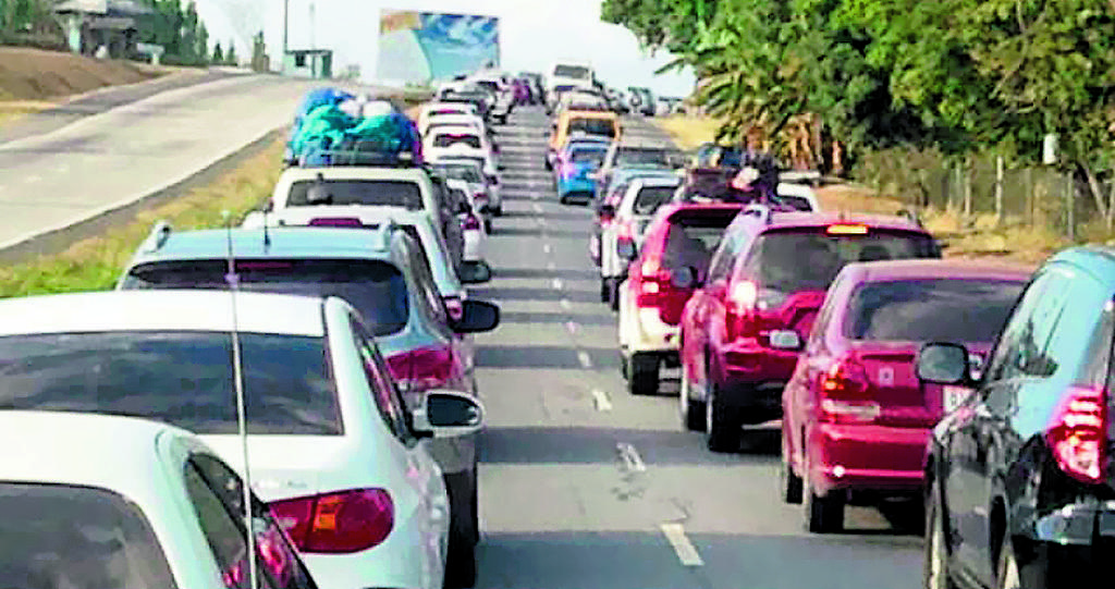 Los conductores manifestaban su malestar por el tranque a través de Twitter.(Cortesía Cleber González)