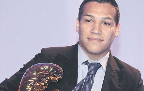 <p>Feliz. Hernán Márquez con el premio al boxeador del año 2011 de la AMB. </p>
