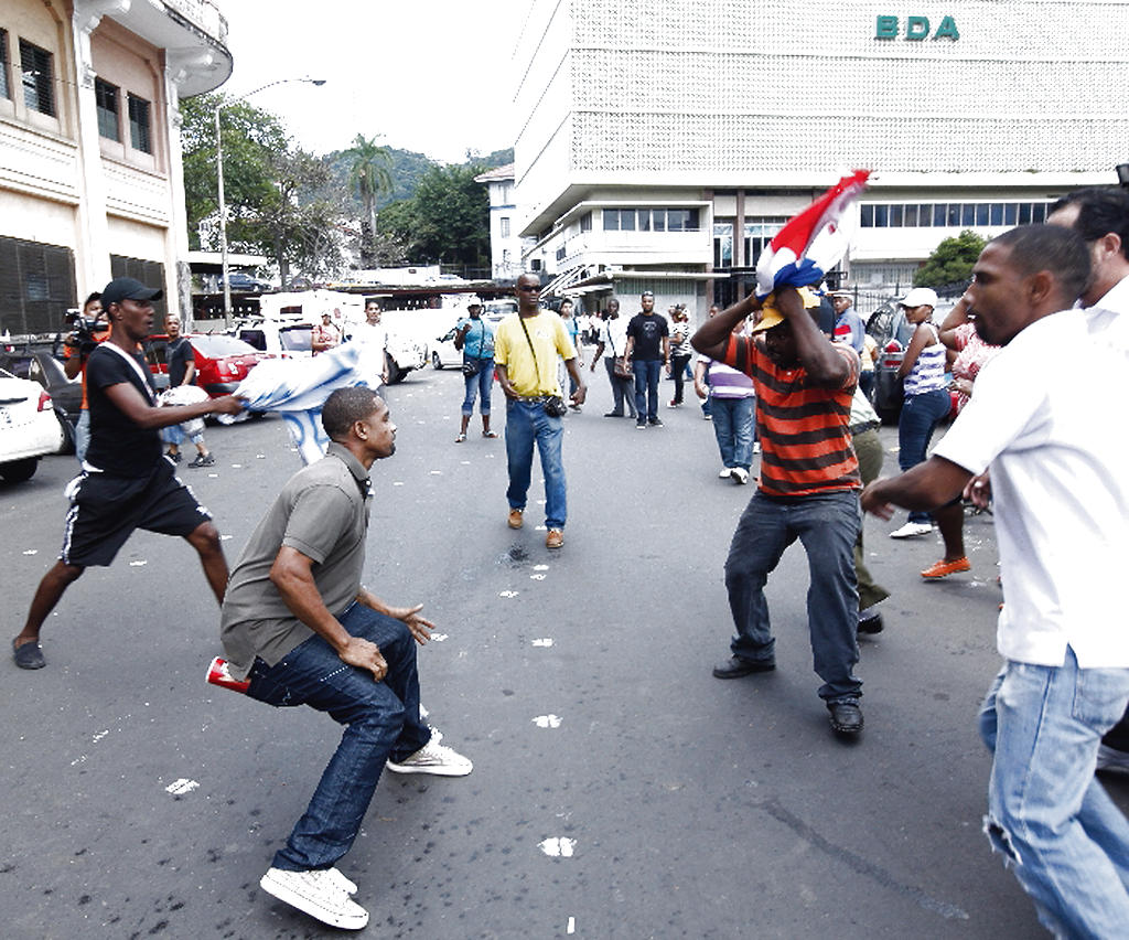 Golpes. Se registraron varias peleas afuera de la Asamblea Nacional entre los manifestantes.(Noriel Gutiérrez)