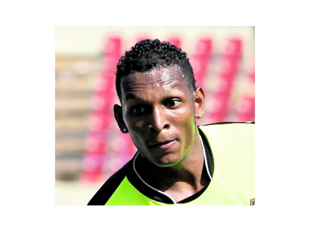 Negrito fue nuevamente una de las mejores armas ofensivas de la Selección de Panamá. El hábil volante desbordó cuando se le presentó la oportunidad, también fue víctima de varias faltas por parte de los hondureños, generando situaciones para la Roja.()